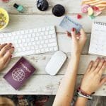 La Importancia de Planificar, manos con teclado en escritorio