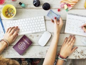 La Importancia de Planificar, manos con teclado en escritorio