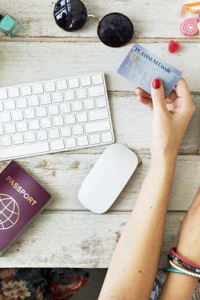 La Importancia de Planificar, manos con teclado en escritorio