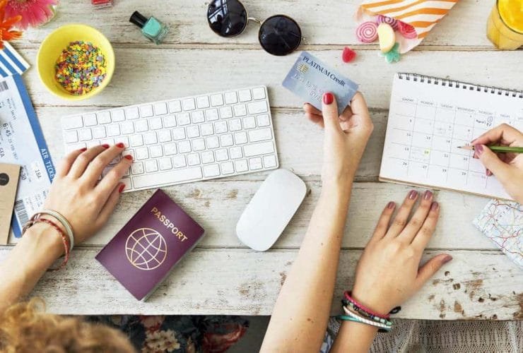 La Importancia de Planificar, manos con teclado en escritorio