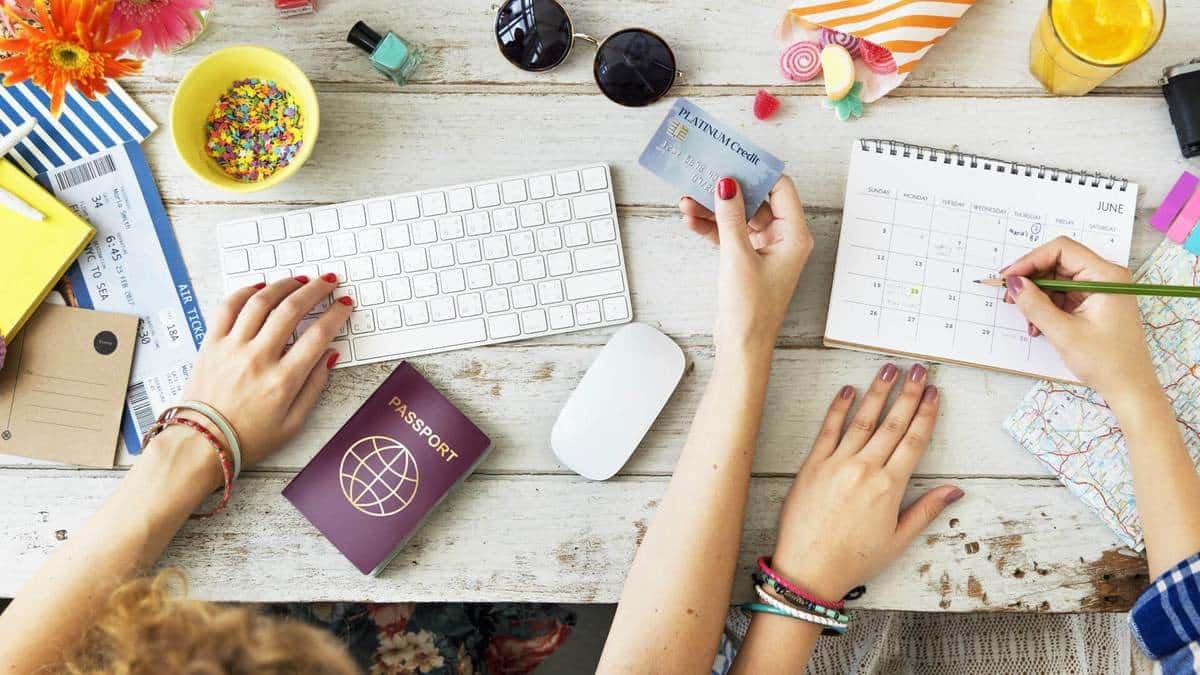 La Importancia de Planificar, manos con teclado en escritorio