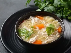 Caldo de Pollo La Temporada de Sopa Llega