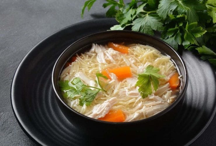 Caldo de Pollo La Temporada de Sopa Llega