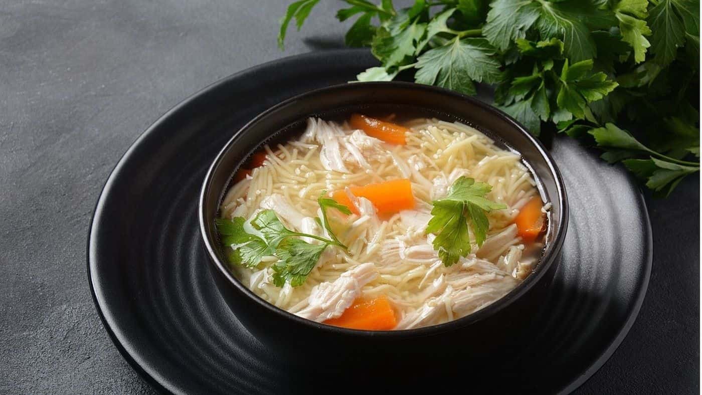 Caldo de Pollo La Temporada de Sopa Llega