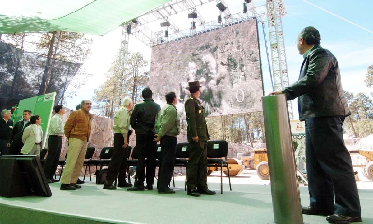 Felipe Calderon detonando inicio puente baluarte