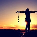 Persona liberandose rompiendo cadenas Una Reflexión Sobre el Desapego