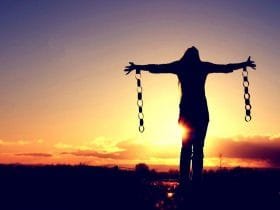 Persona liberandose rompiendo cadenas Una Reflexión Sobre el Desapego