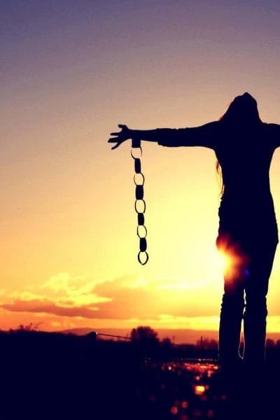 Persona liberandose rompiendo cadenas Una Reflexión Sobre el Desapego