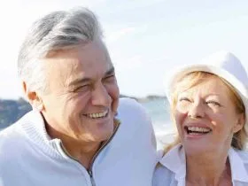 Pareja mayor de 50 años en la playa