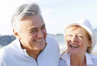 Pareja mayor de 50 años en la playa