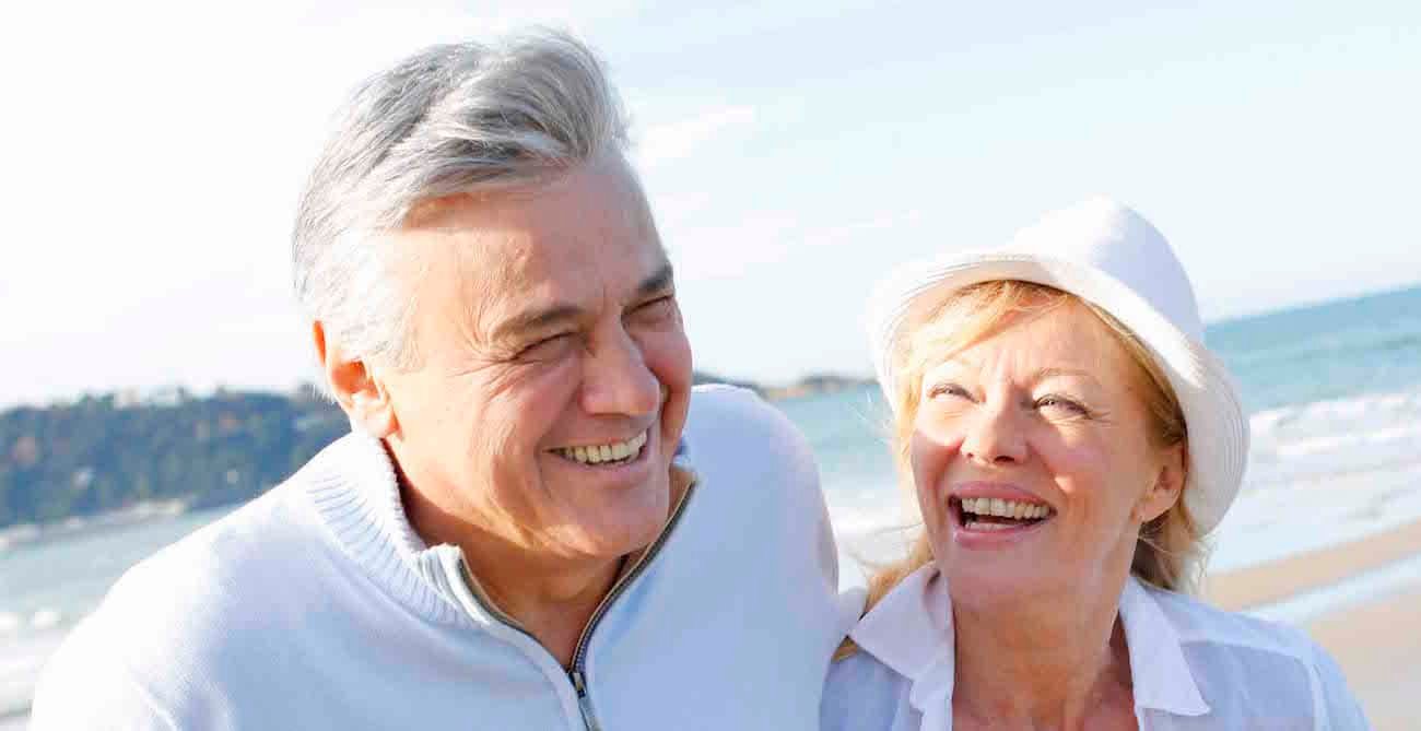 Pareja mayor de 50 años en la playa