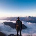 alta vibración persona contemplando paisaje