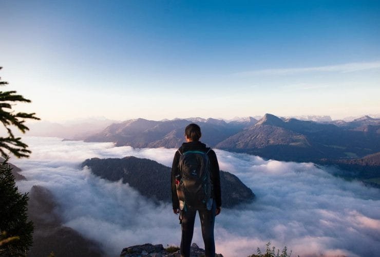 alta vibración persona contemplando paisaje